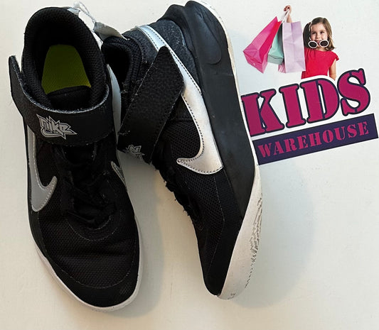 Nike Black & Silver Runners Size US13/UK12.5 (Older Child)
