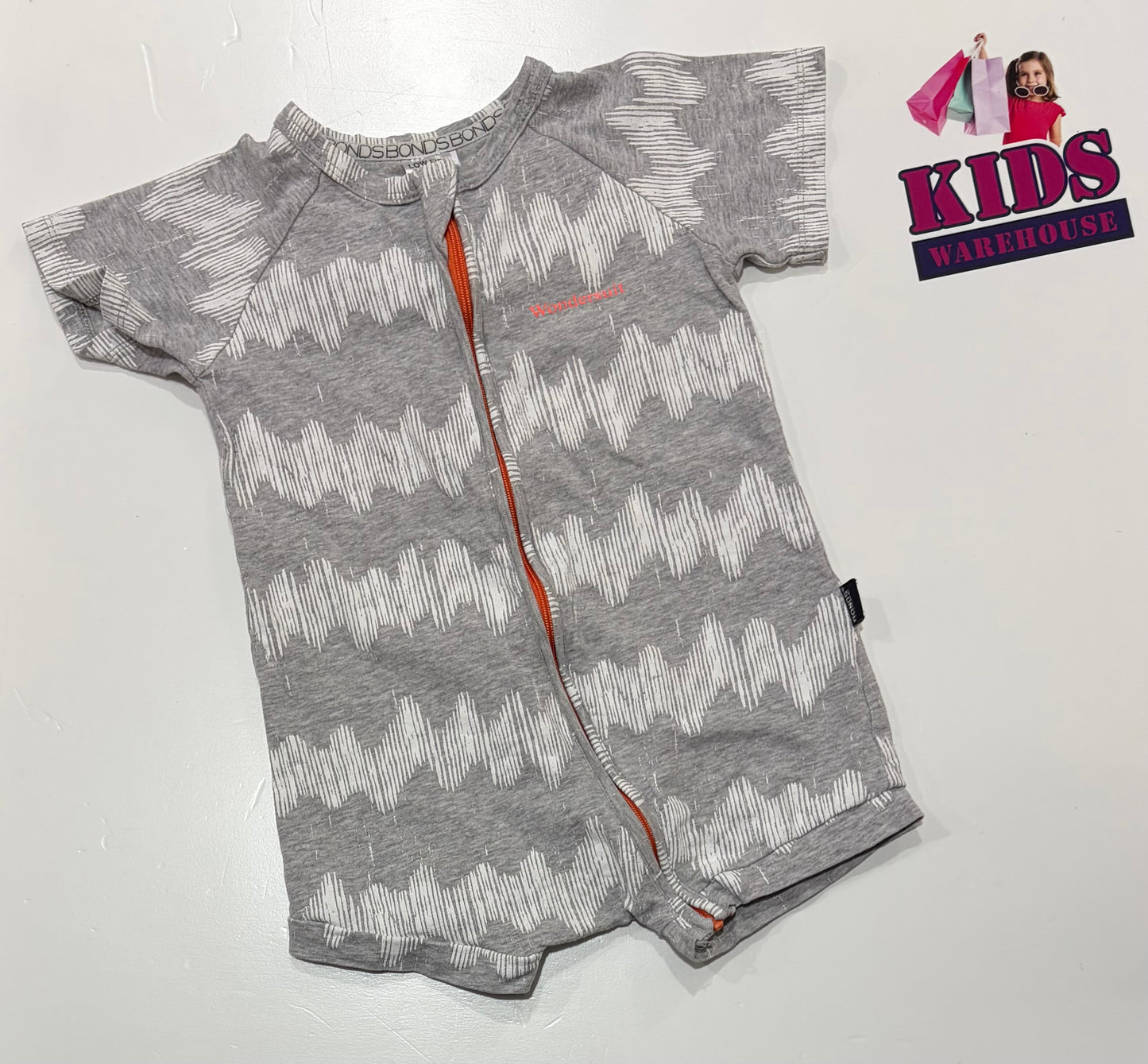 Bonds Wondersuit Grey, White Print Jumpsuit Size 2 (18-24 Months)