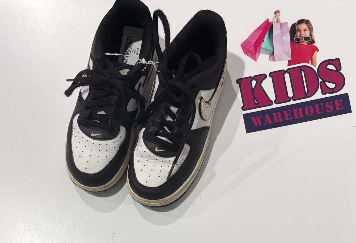 Nike Black, White Runners Size US1/UK13.5 (Older Child)