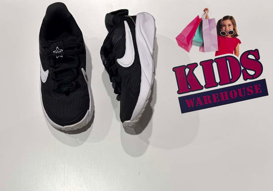 Nike Black, White Runners Size US7/UK6.5 (Child)