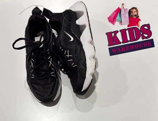 Nike Black, White Runners Size US5.5/UK3 (Older Child)