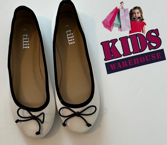 Tilii White & Black Flats Size 1 (Older Child)